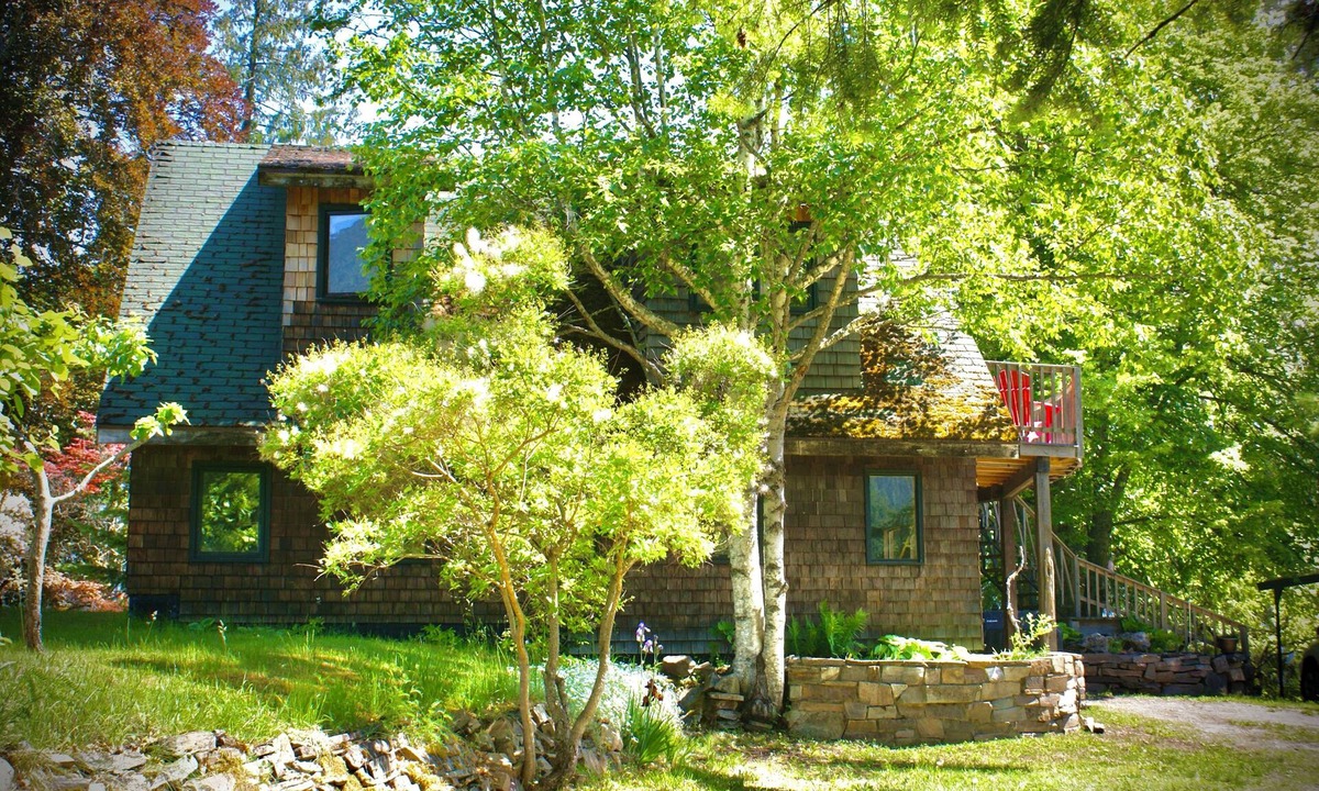 Kaslo Cabin | Discover Lakeside Serenity at Driftwood Cabin A cabin-chic retreat for up to 4