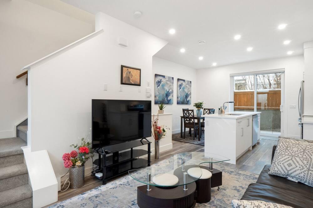 Bridgeland House | Discover Luxury With King Bed and Free Parking in Bridgeland