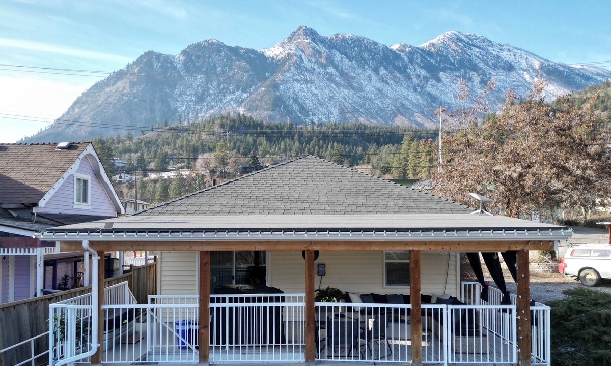 Lillooet House | Downtown Mountain Escape | Hot Tub + Cold Plunge