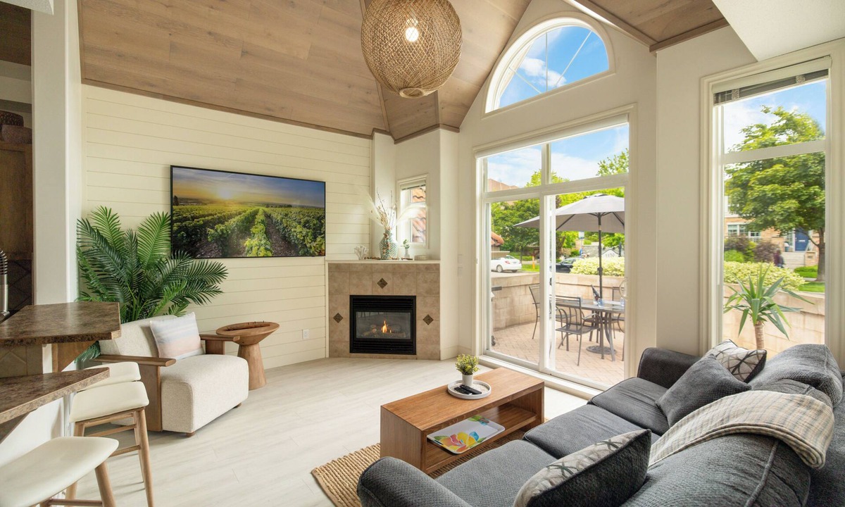 North End House | Downtown Townhouse - Private Entrance (dog friendly)