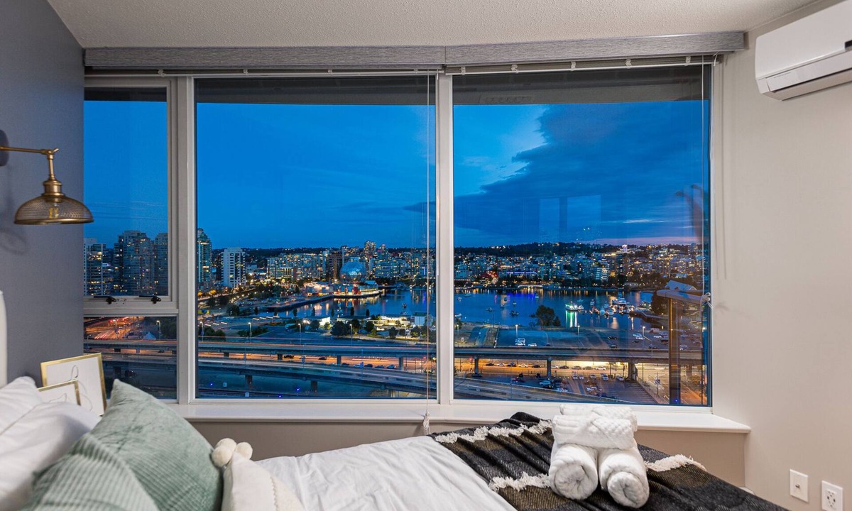 Crosstown Apartment | Downtown Vancouver 2BR, AC, Views, Parking