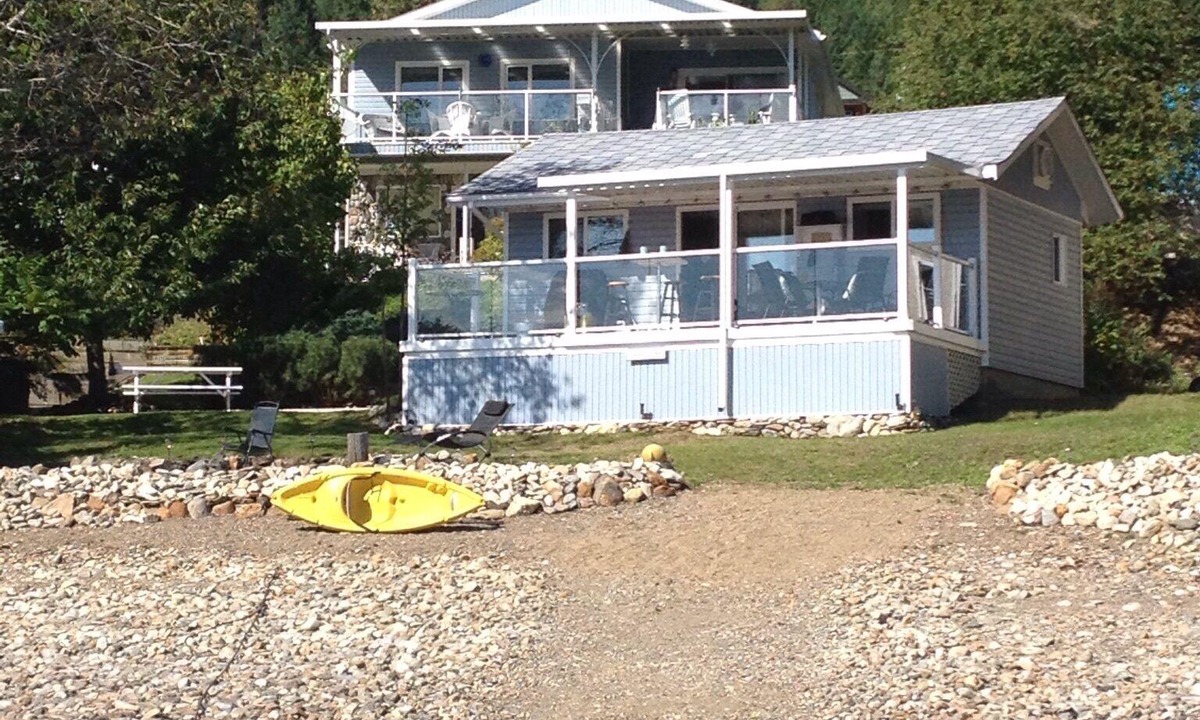 Anglemont Cabin | Dream Vacation On The Lake, Family Friendly. Right on the beach.