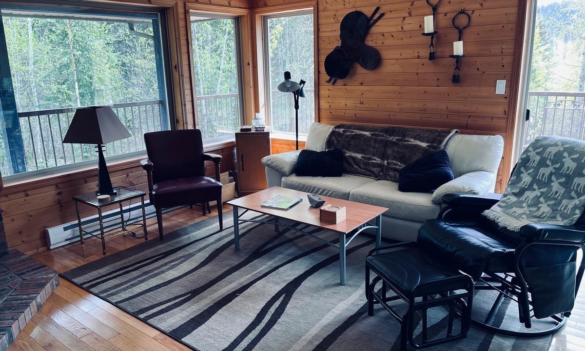 Eagle Creek House | Eagle Point Cabin at Ruth Lake Pet Friendly