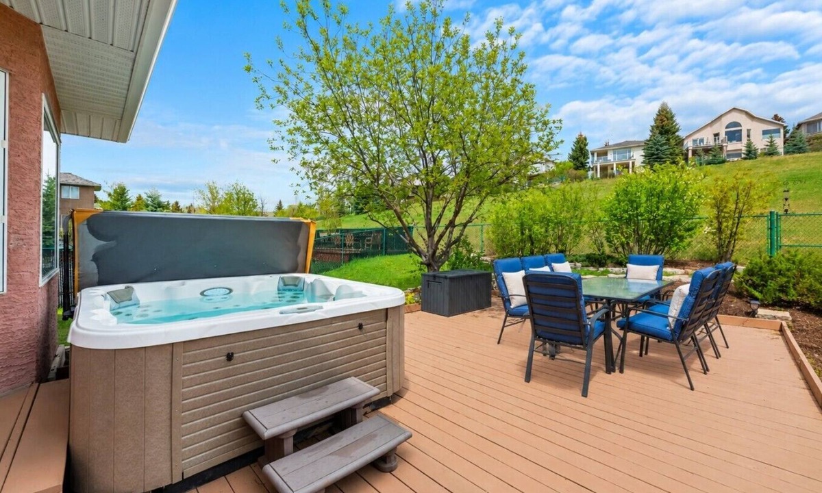 Cochrane House | Eagle`s Nest | Hot Tub | Foosball | Yard | Pets Ok