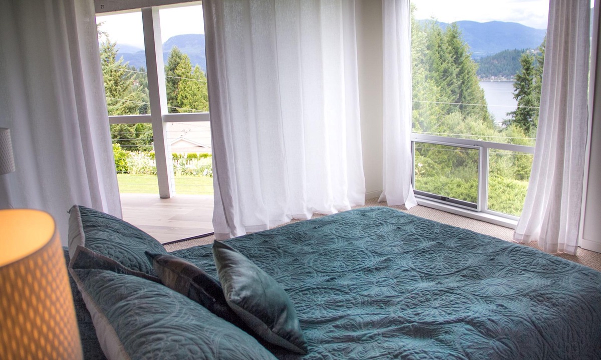 Blind Bay House | Eagles Bliss, nested in the surrounding beauty of the bay and mountain views.