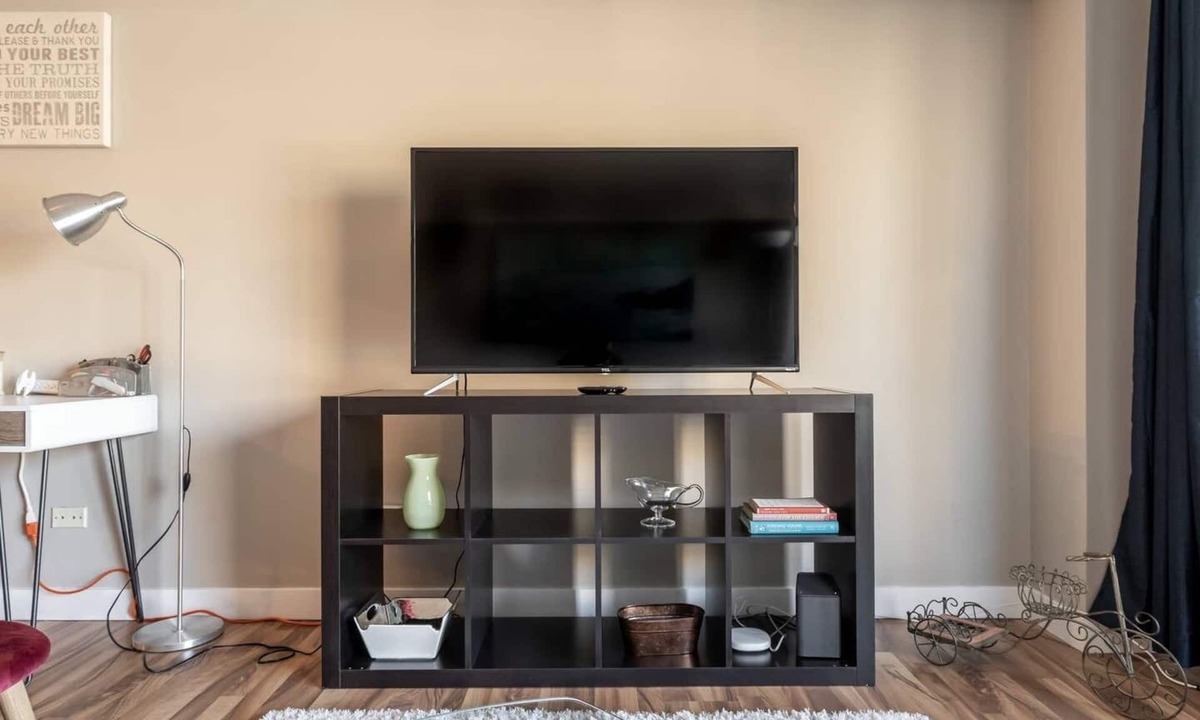 Southwest Calgary Condo | Eat, Drink, Shop, Live and Be Merry on 17th Avenue Executive Luxury Living