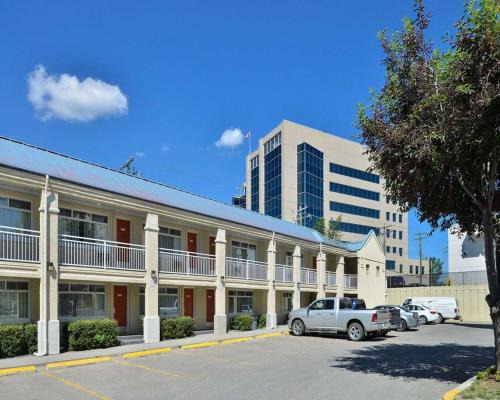 Banff Trail Hotel | Econo Lodge Inn & Suites University