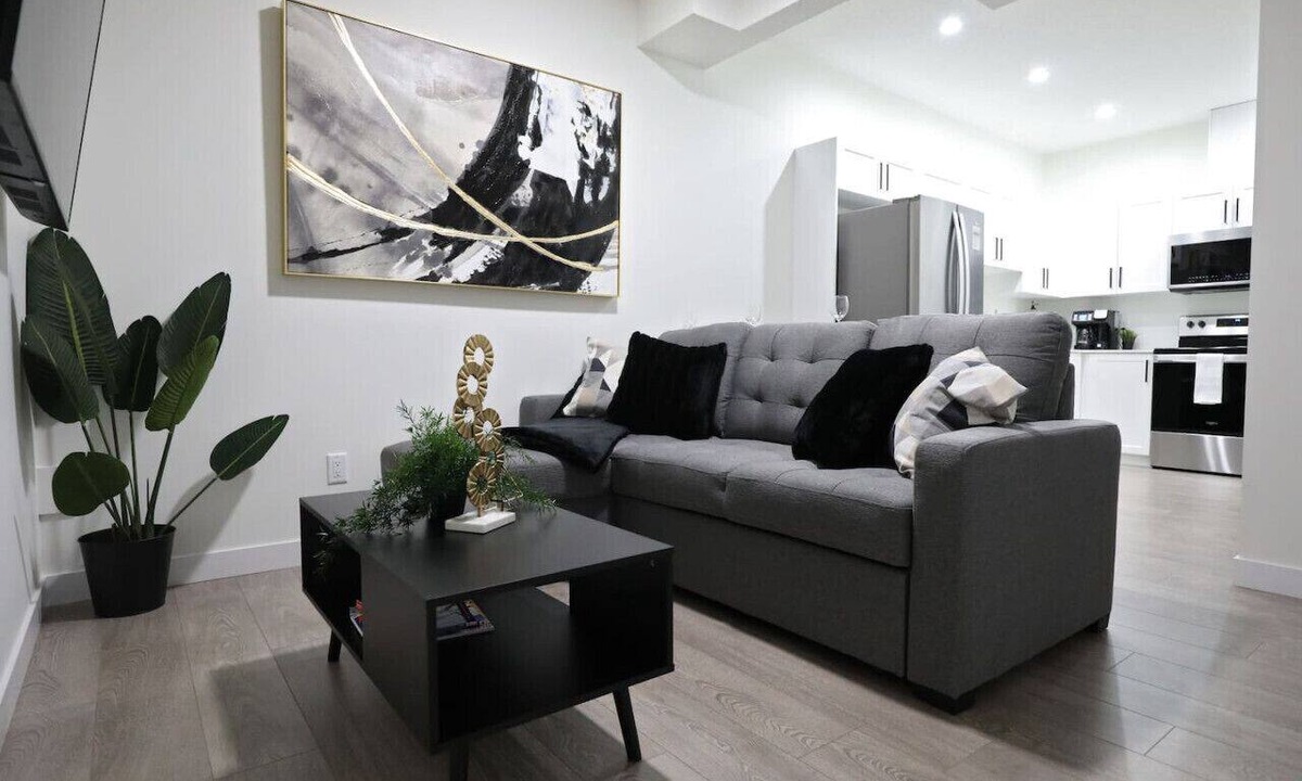 Northwest Edmonton Condo | Elegant Escape w/King Bed|Long Stays|WEM|Disney+