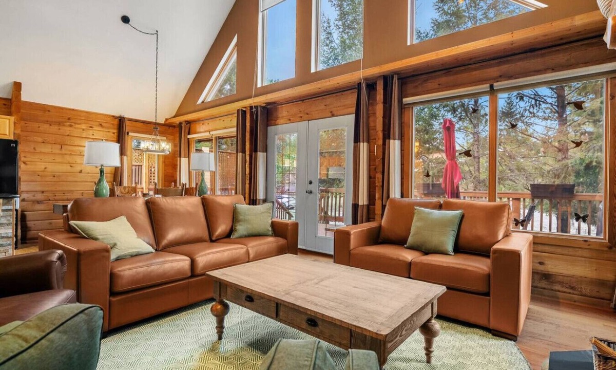 East Kootenay House | Emberwood | Hot Tub | Pool Table | Wood Fireplace