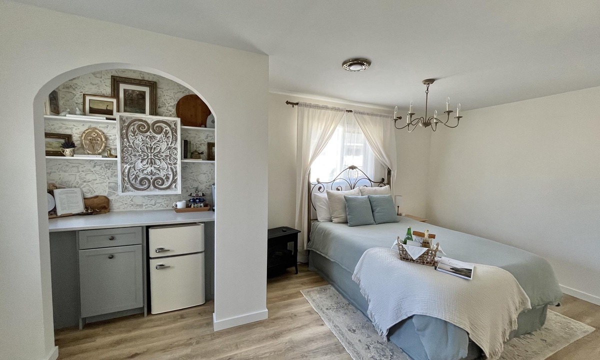 Westbank Villa | Embrace the art of "vie lente" slow living. Escape to our villa in the vineyards