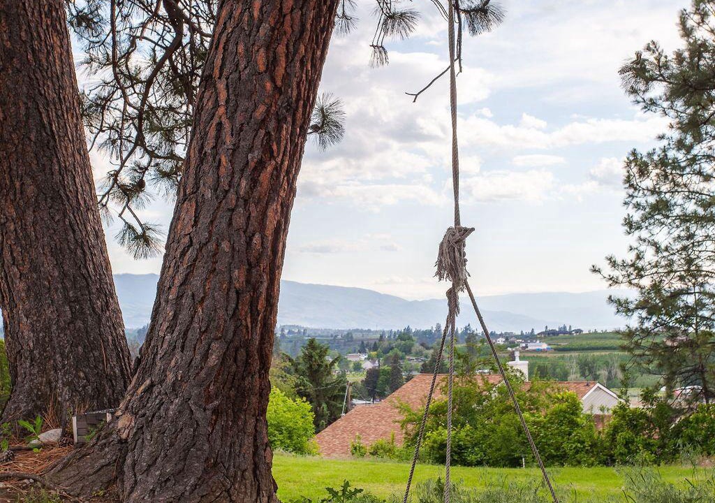 Toovey Heights House | Enchantment Retreat in Black Mountain, Kelowna!