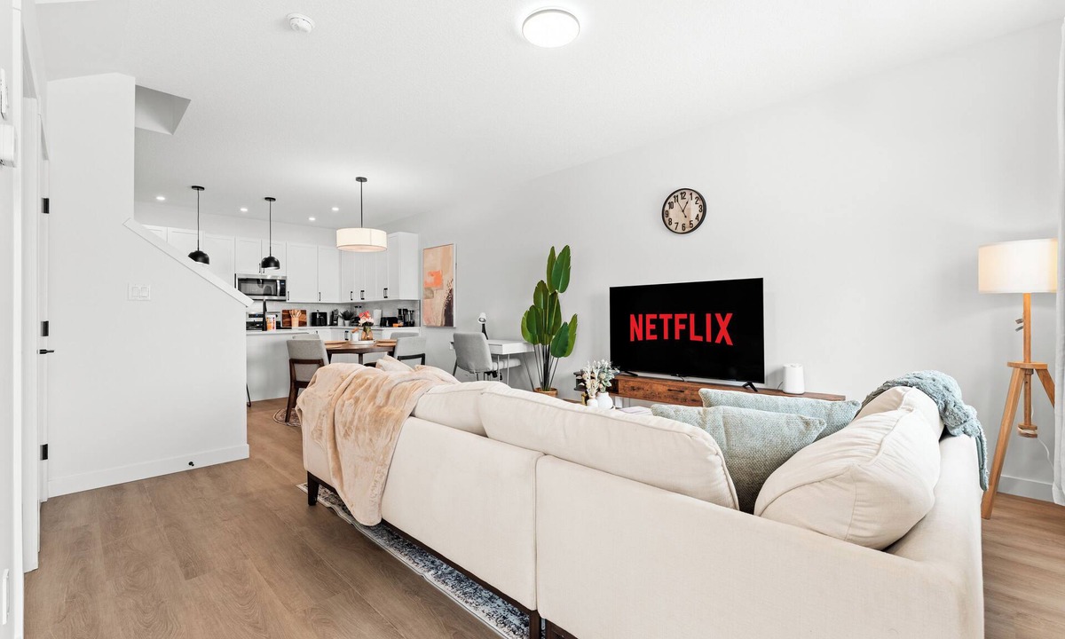 Jasper Place House | Entire 3BR Townhouse · Sleeps 6 · 4 Min WEM · Free Parking · Rogers Place 17 Min