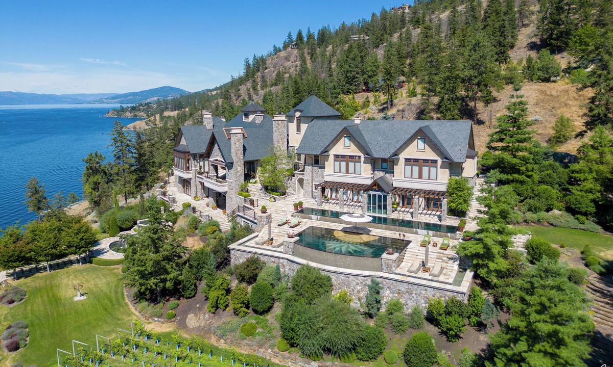 Central Okanagan House | Entire Château in Kelowna, Canada