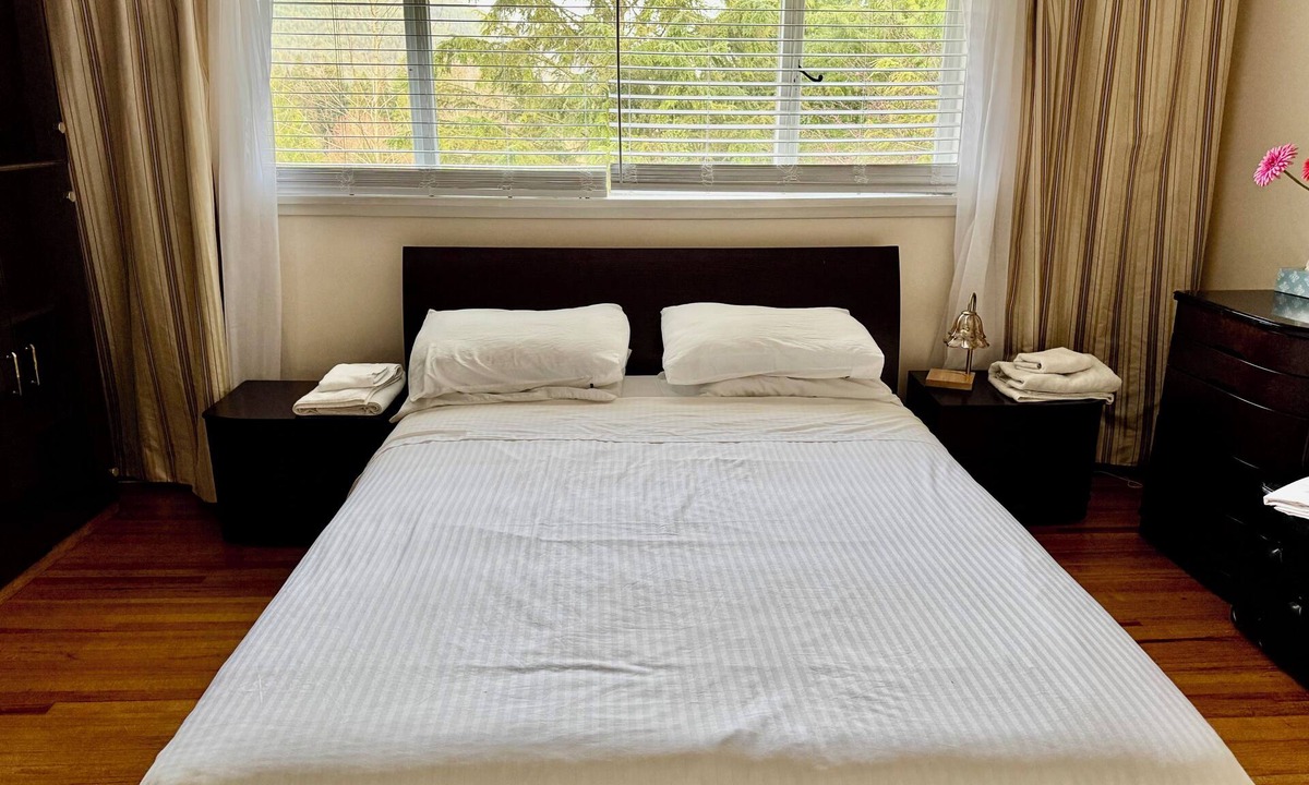 West Vancouver House | Entire Peaceful 3BR Guest Suite Upper Level West Vancouver: WiFi & Parking