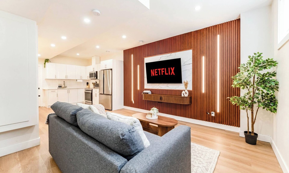Forest Lawn House | Entire Spacious Luxury Retreat Near DT | Sleeps 4 | Fast Wifi | Free Parking