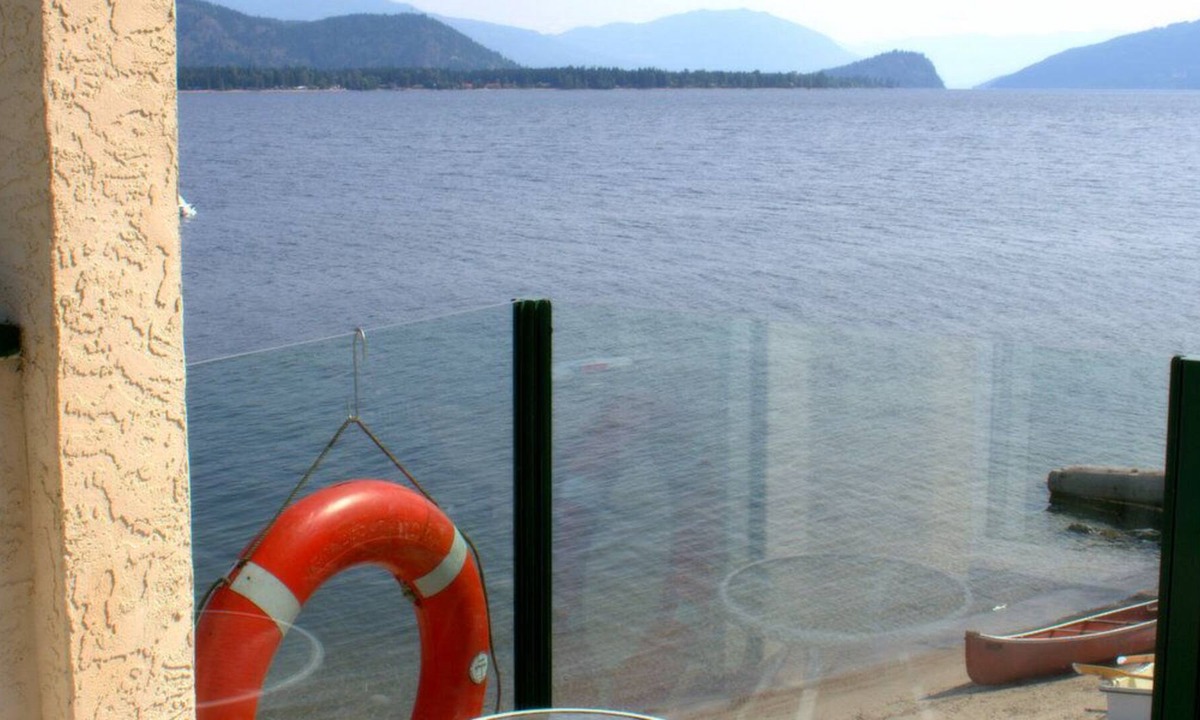 Sorrento House | Fabulous Boathouse on the Shuswap - ideal for a Family or Romantic Getaway!