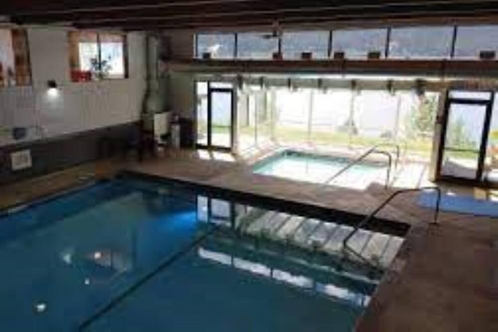 Windermere House | Family-friendly Akiskinook! Pool/hot tub/pickleball/private beach! 3 bedrooms