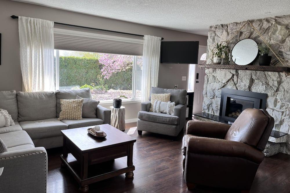Westbank House | Family getaway in the heart of West Kelowna’s wine country - Legal