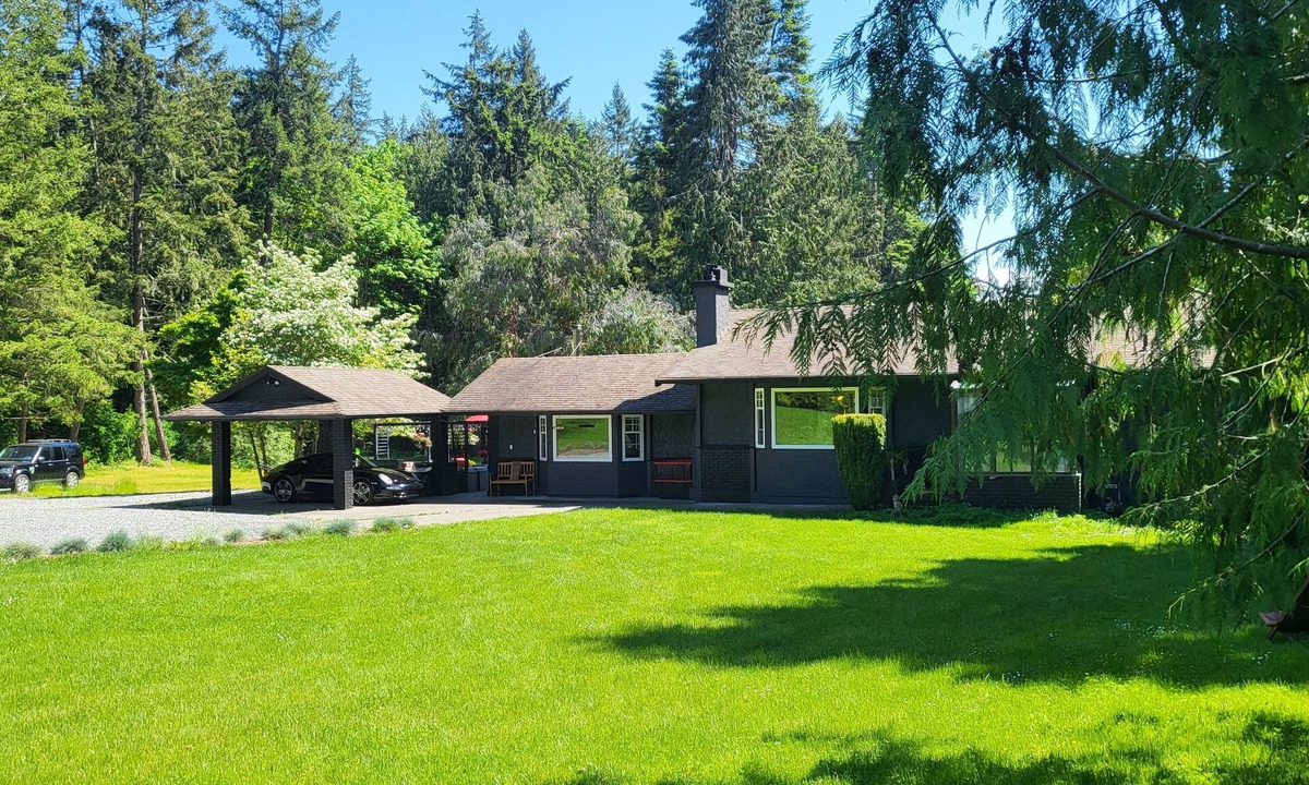 Saanich House | Family Lakehouse on Elk Lake, with direct access to lake, beaches and trails.
