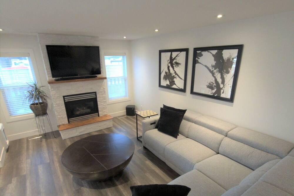 North Glenmore House | Family Pool Home Enjoy Lake, Golf & Vineyards Near Airport and UBCO