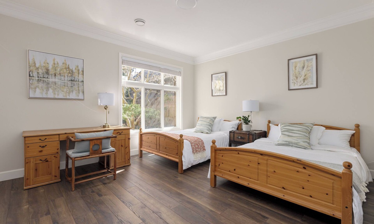 Richmond House | Family Room. 2 Double Beds. Private Bath. Free Parking .Central AC.