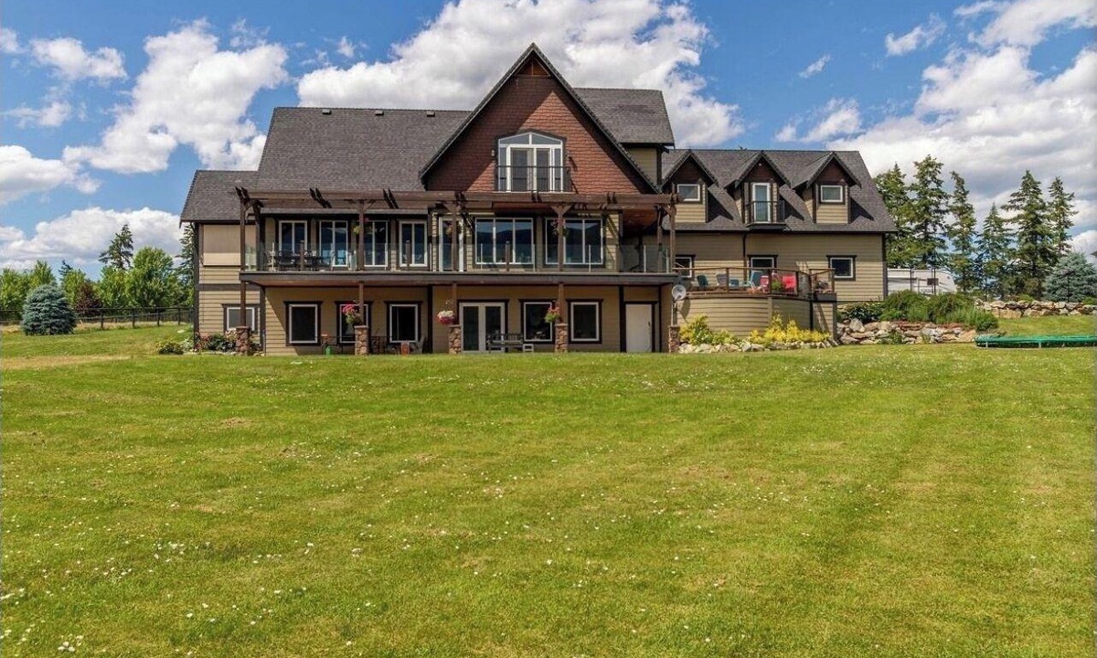 Armstrong House | Farm estate, trampoline, goat yoga and feed the farm animals!