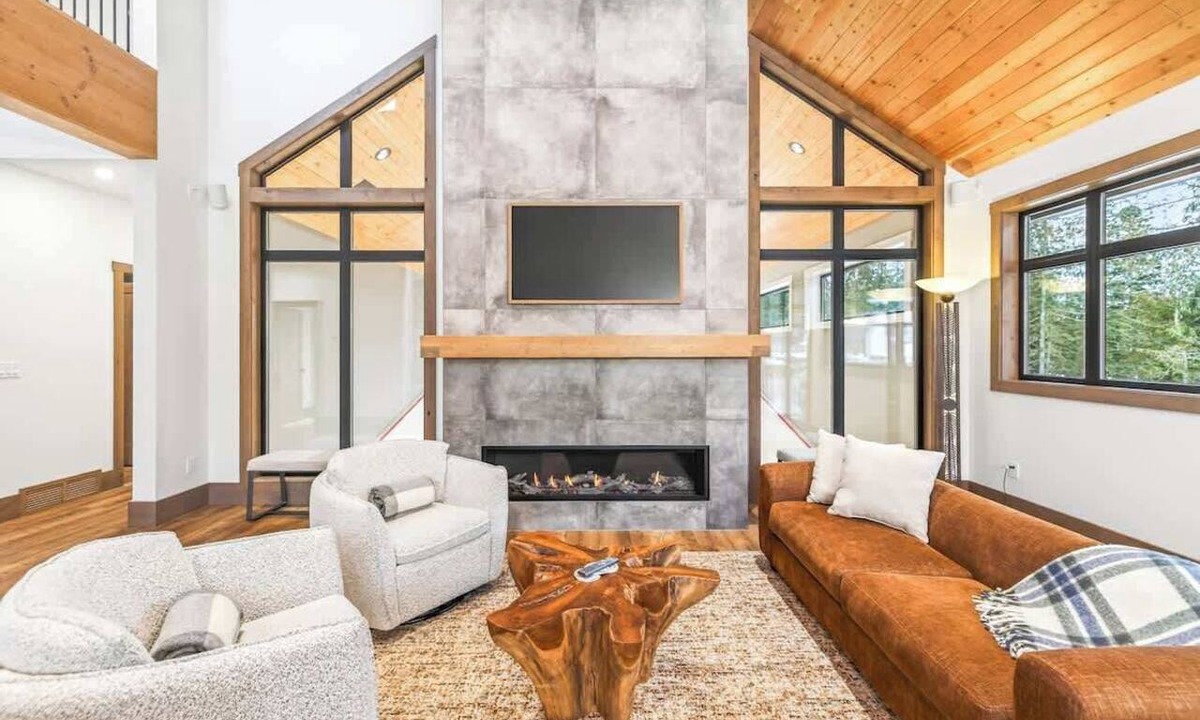 East Kootenay Ski Chalet | Fernie Alpine Chalet: Sports Court & Hot Tub