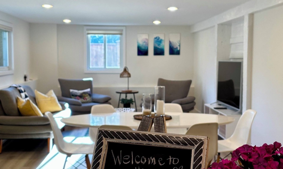 Grand Boulevard House | Fig Cottage | Bright & Spacious Garden Suite in North Vancouver