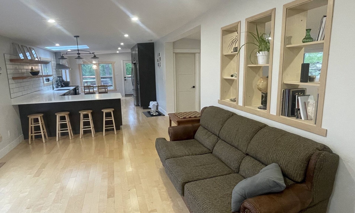 Taghum House | Fisherman Road Retreat: Full house & Suite (Lakeside)