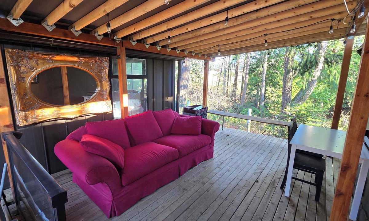 North Cowichan Bed & Breakfast | Forest Cabin - Hot Tub - Fast WiFi - Fire Pit On Site