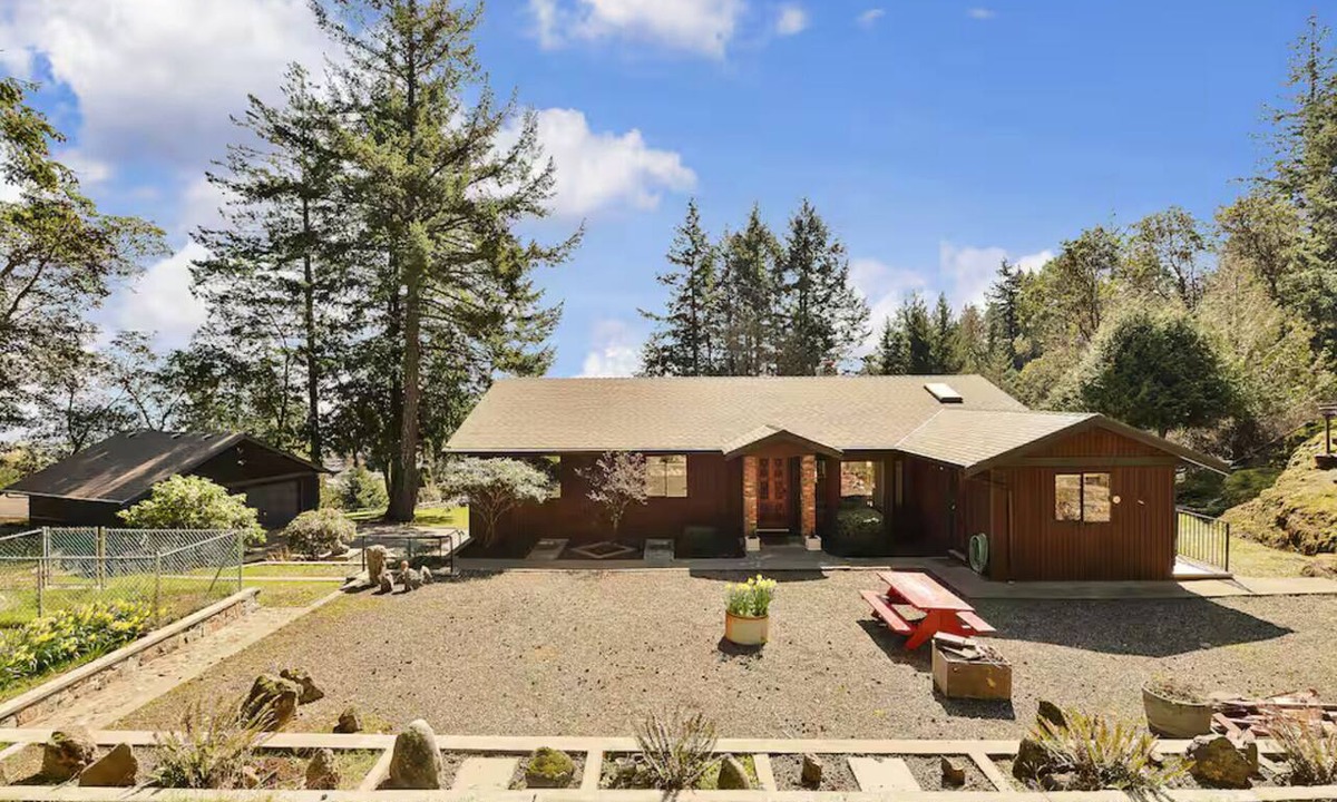 Colwood House | Forest Retreat in Entire 3BR Upper Home in Colwood