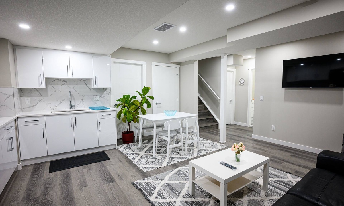 Symons Valley House | Friendly Legal Secondary Suite Basement (2Bedroom 1Bathroom Kitchen & Laundry)