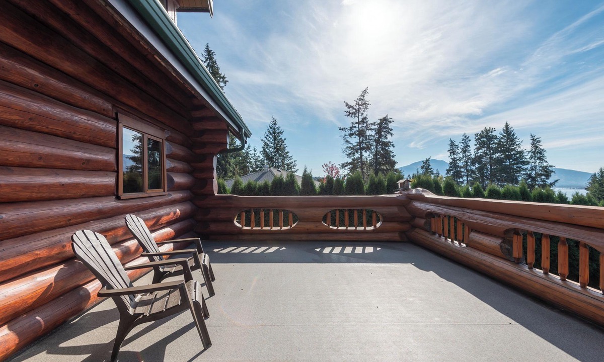 Tappen Cabin | Full Log Cabin - sleeps 8, with AC and beautiful view of Shuswap Lake