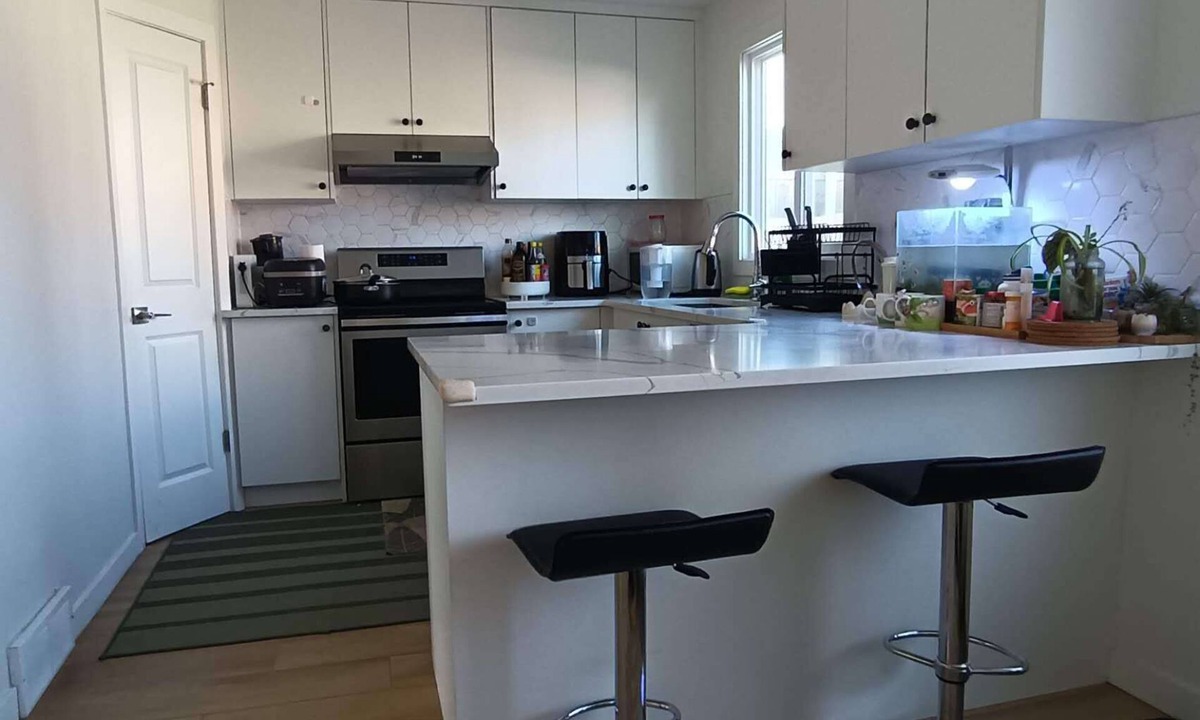 Northwest Calgary House | Full privacy whole Unit 4+ bedrooms next to downtown & airport