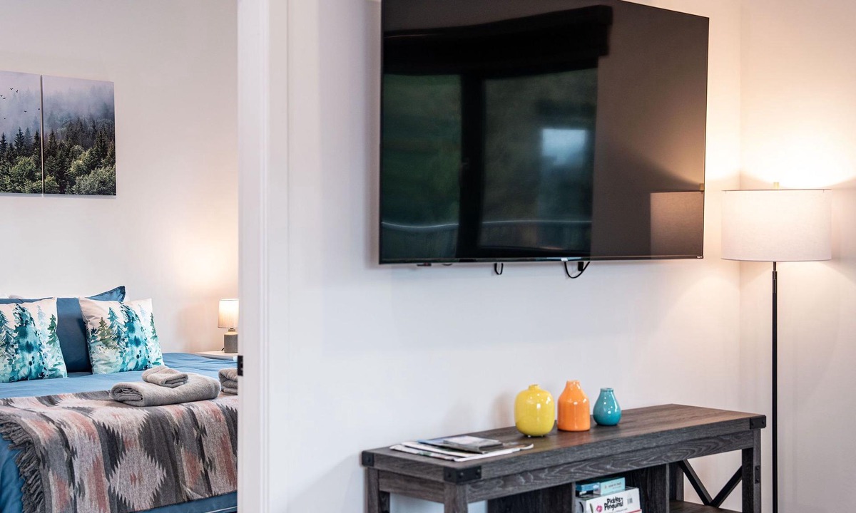 Revelstoke Condo | Furnished, 3 month min 3 Bd PENTHOUSE, deck, hot tub, Mack Plaza