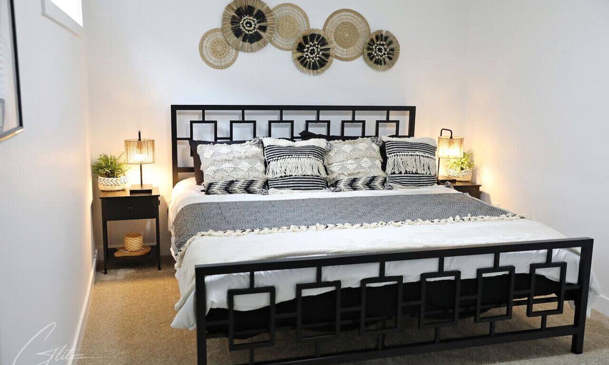 Southwest Edmonton Condo | Garage|King Bed|Disney+|Long Stays|Airport