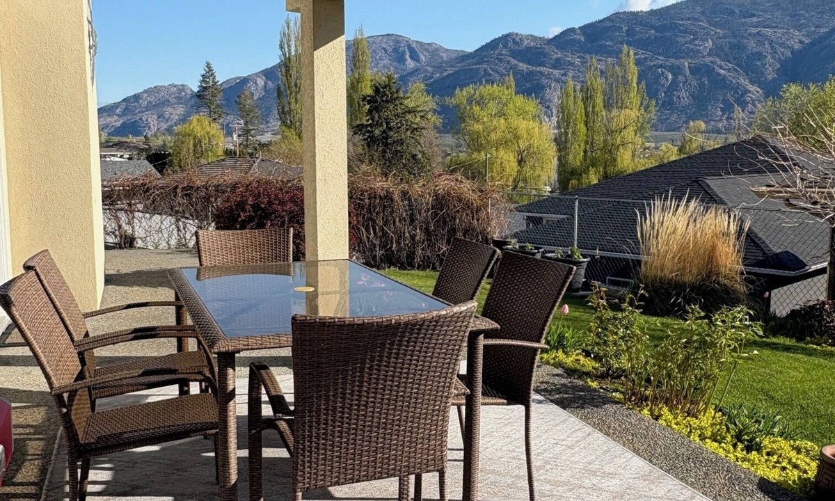 Okanagan-Similkameen House | Garden level suite in sunny Osoyoos. Minutes from beaches, parks and golf!