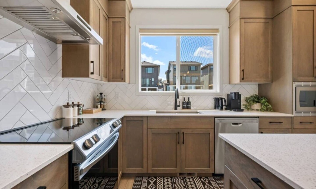 Calgary House | Glacier Ridge Retreat and Spacious 4BR Sleeps 14
