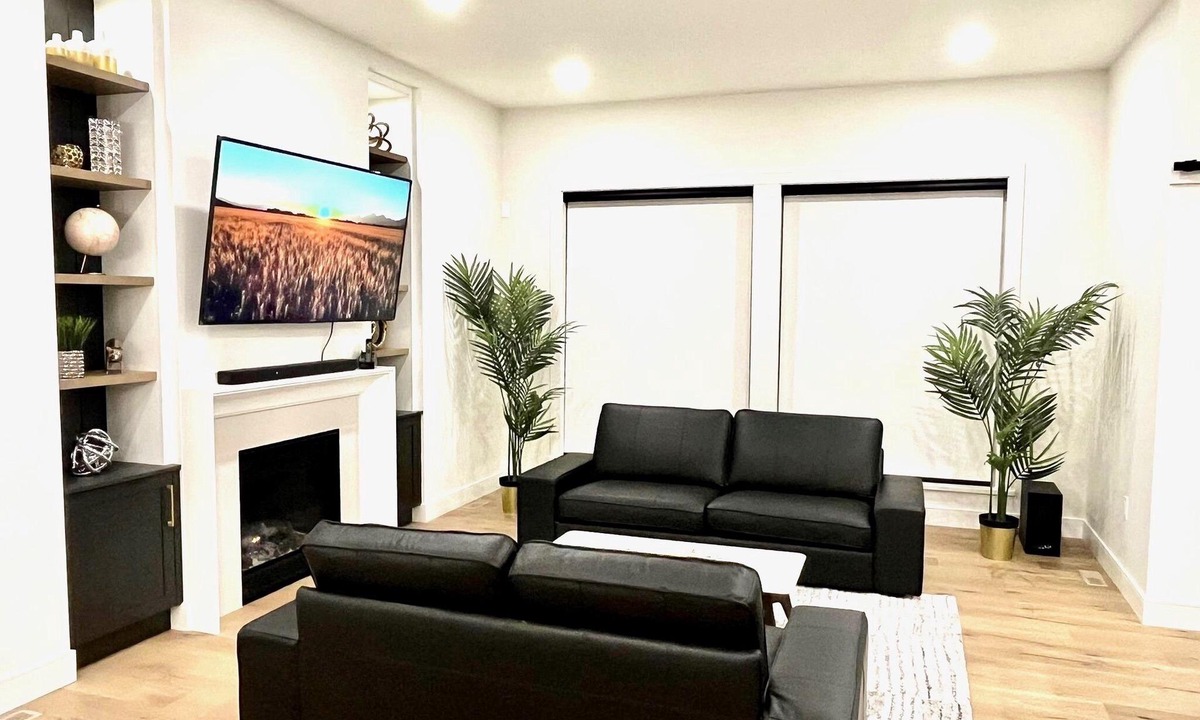 Willoughby House | Glamorous, Luxurious & Brand New 4 Bedroom House, Near Vancouver, Pet Friendly