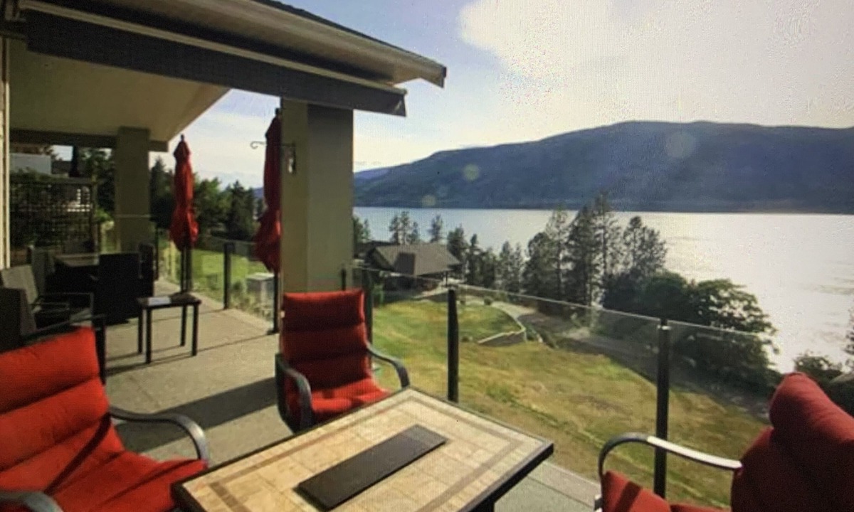 McKinley House | Gorgeous Kelowna Lakeview House with hot tub for Large Families