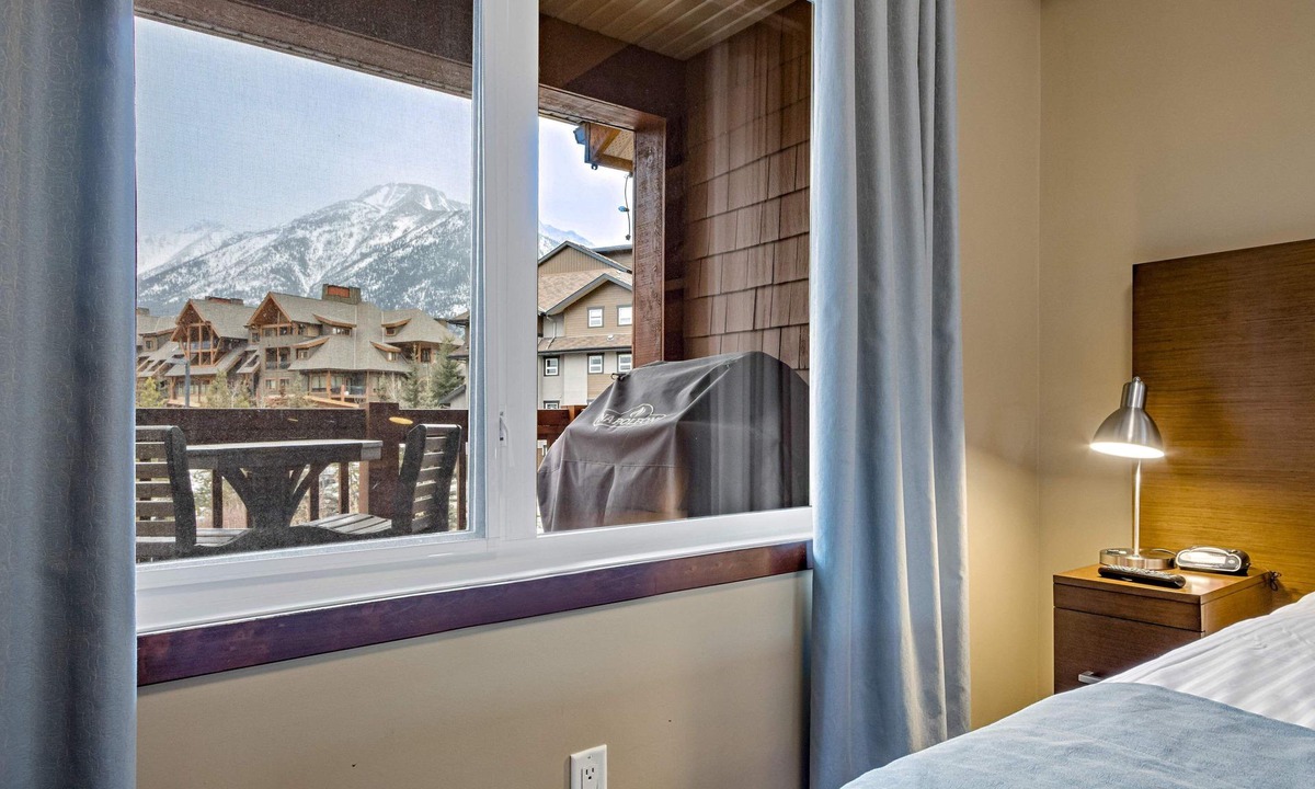 Cougar Creek Apartment | 🌍 Gorgeous Mountain View Condo with 2 Hot Tubs