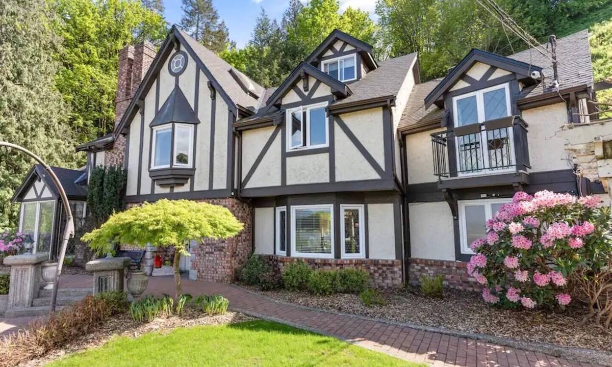 Chilliwack House | Grand English Home | 7BR, Hot Tub & Views
