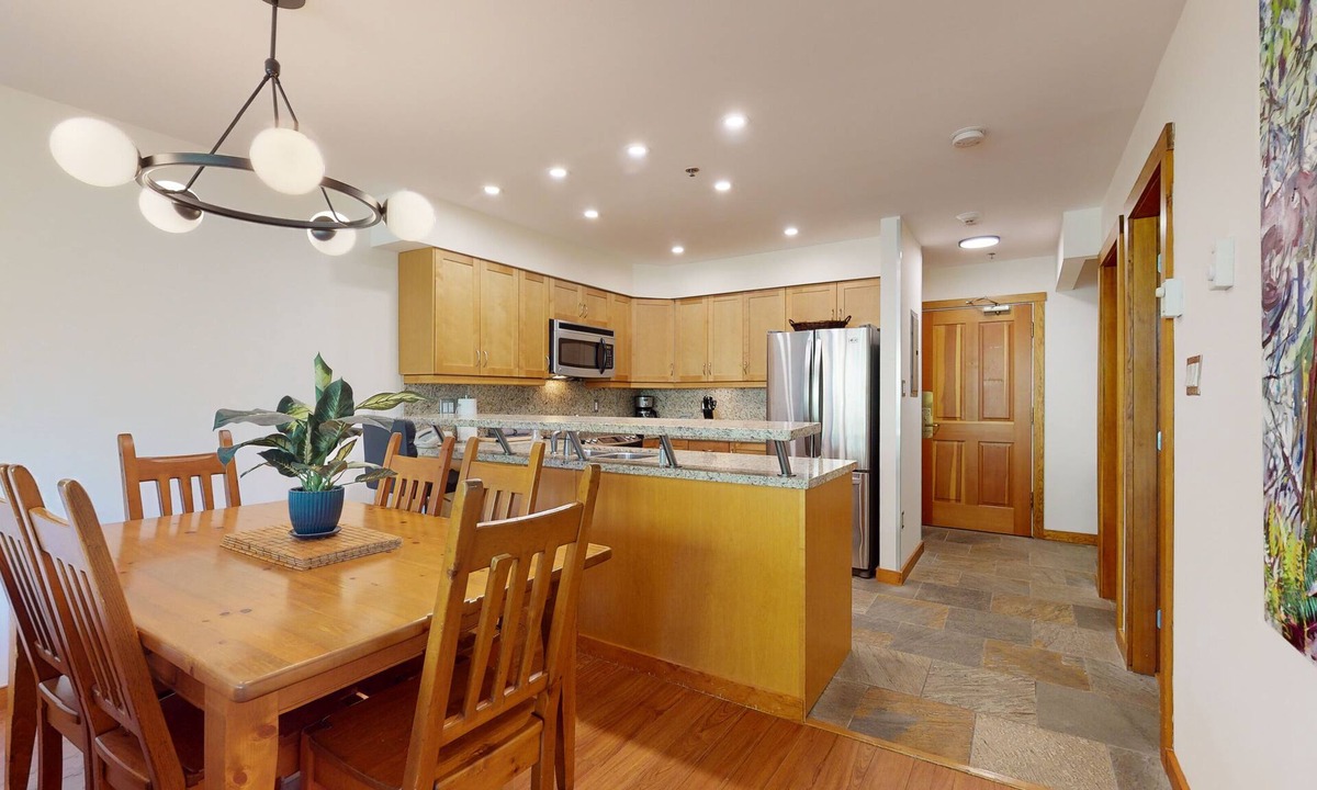 Blackcomb Condo | Greystone, Renovated Ski in Ski out, sleeps 5, Free Wifi (217)