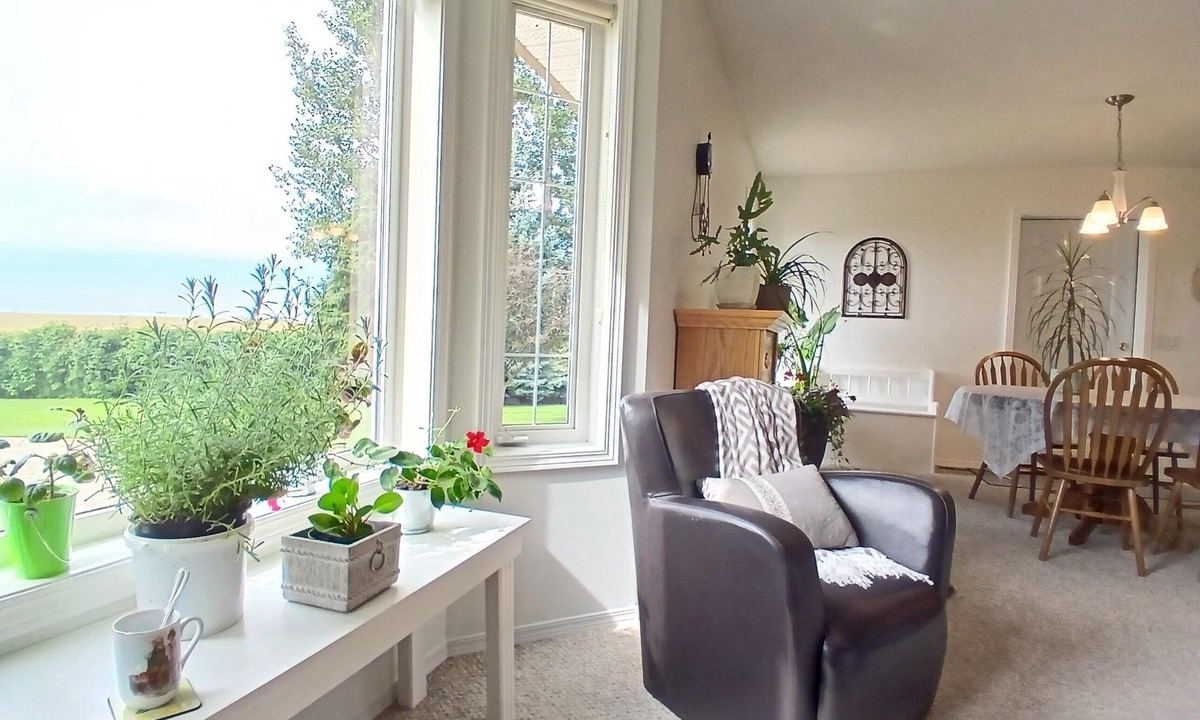 Lethbridge County House | Guest suite near Lethbridge with attached garage for you to use