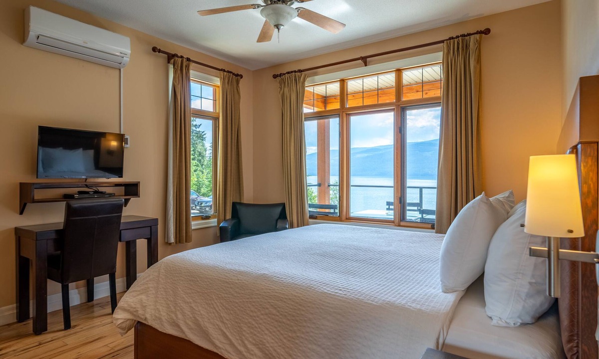 Nakusp Hotel | Halcyon Hot Springs Resort