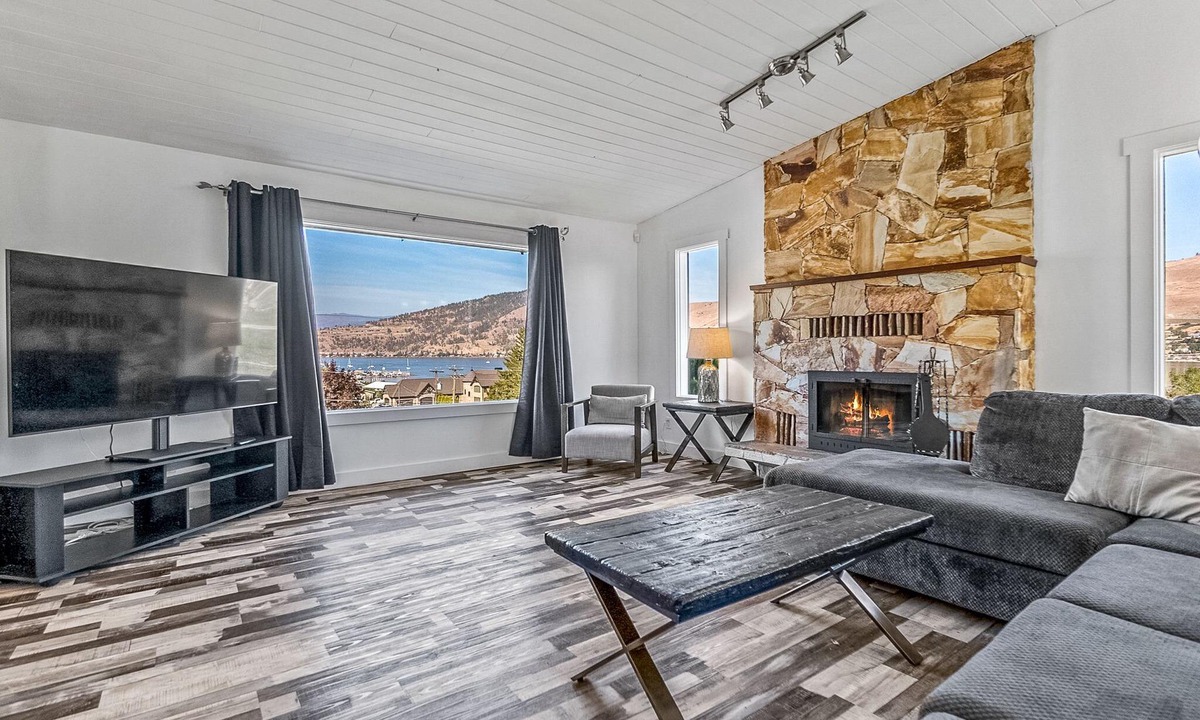 Vernon House | Harbour View Oasis: Hot tub, Firepit & Arcade Games!