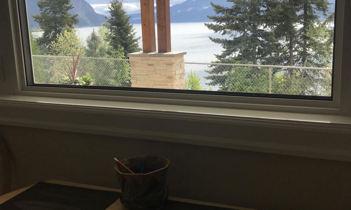 Salmon Arm House | Haven Ridge Suite Lake View 2 queen beds with Hot -Tub