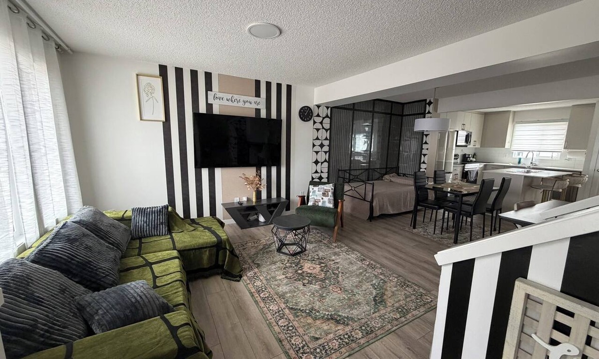 Southwest Edmonton House | Haverim's Haven-3Bedroom/2.5Bathrooms/AC/6Beds/9-10 guests/Backyard/2Garage