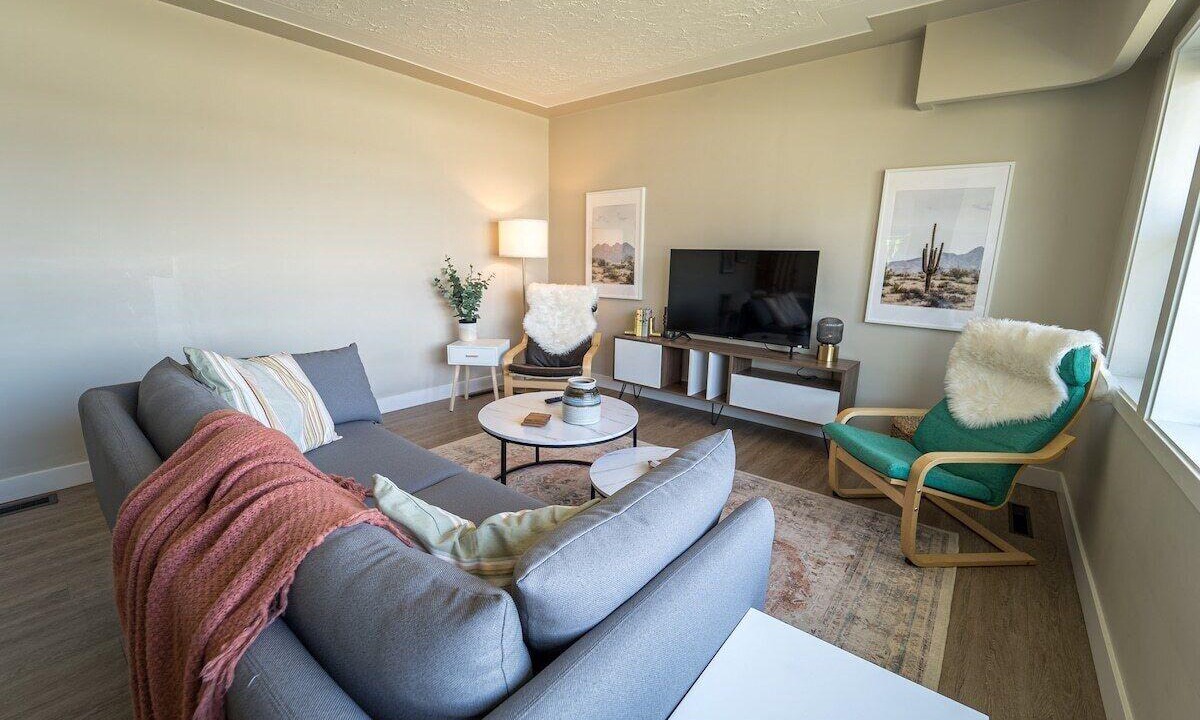 City Centre House | Heart of Downtown Kamloops - W/D + King Bed