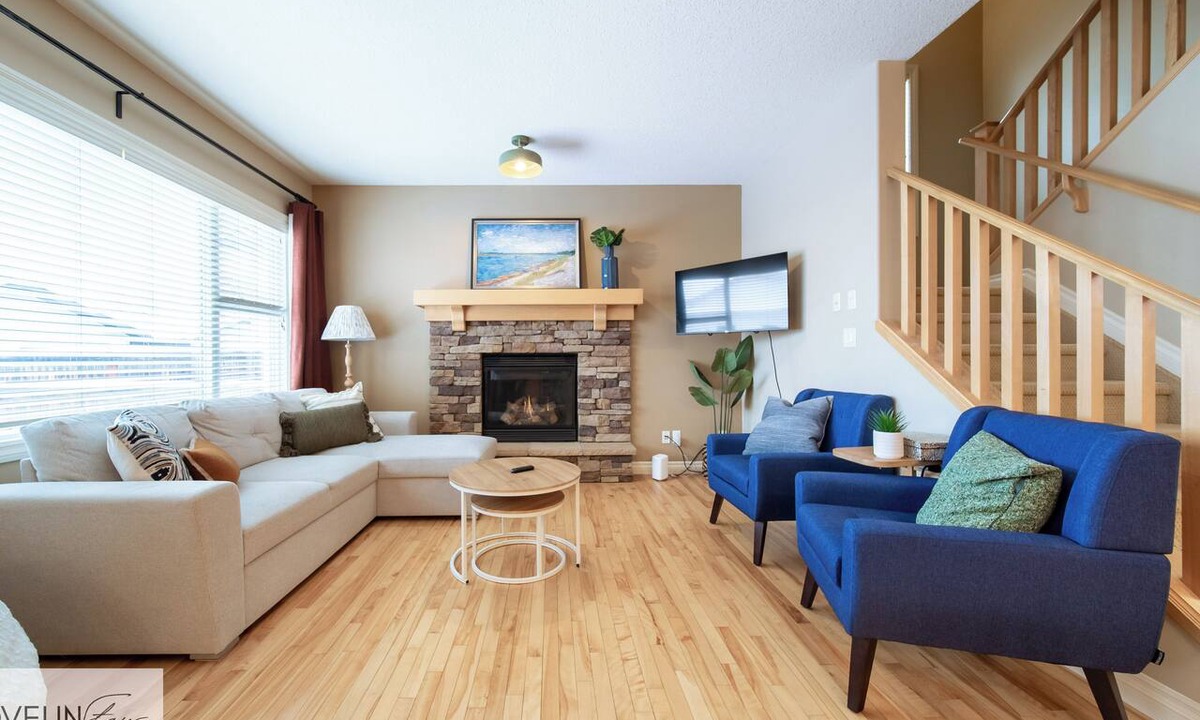 Southwest Edmonton House | Hearthstone House: Hot Tub & Fireplace